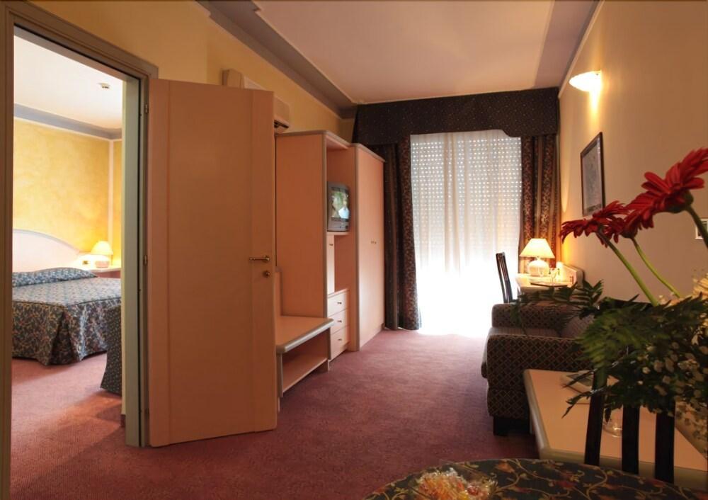 סאסארי Hotel Grazia Deledda מראה חיצוני תמונה