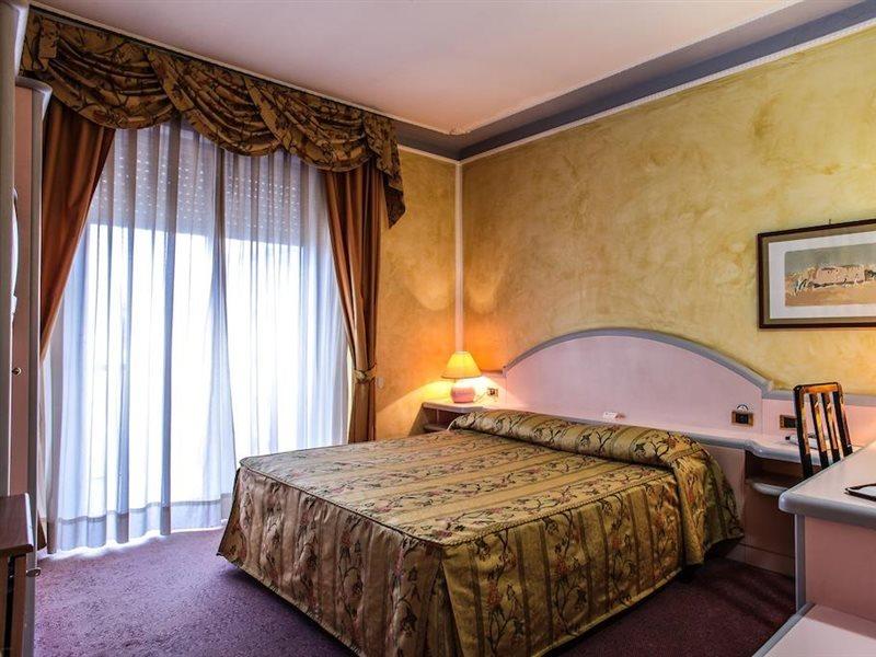 סאסארי Hotel Grazia Deledda מראה חיצוני תמונה