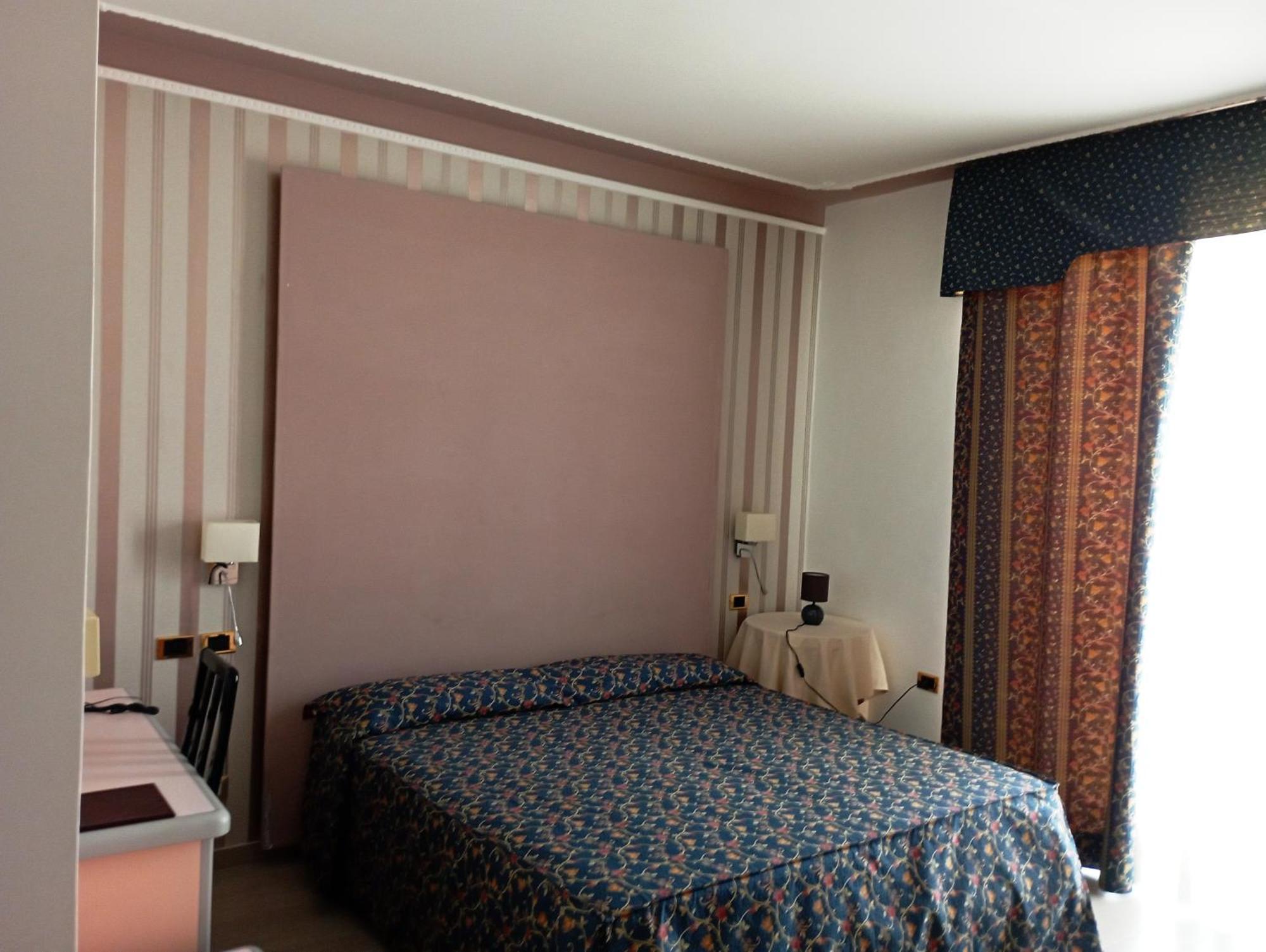 סאסארי Hotel Grazia Deledda מראה חיצוני תמונה