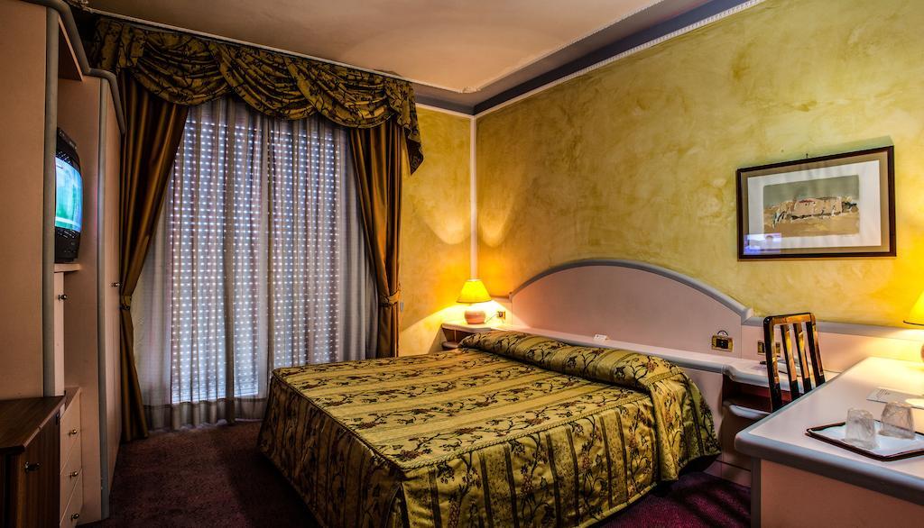 סאסארי Hotel Grazia Deledda חדר תמונה