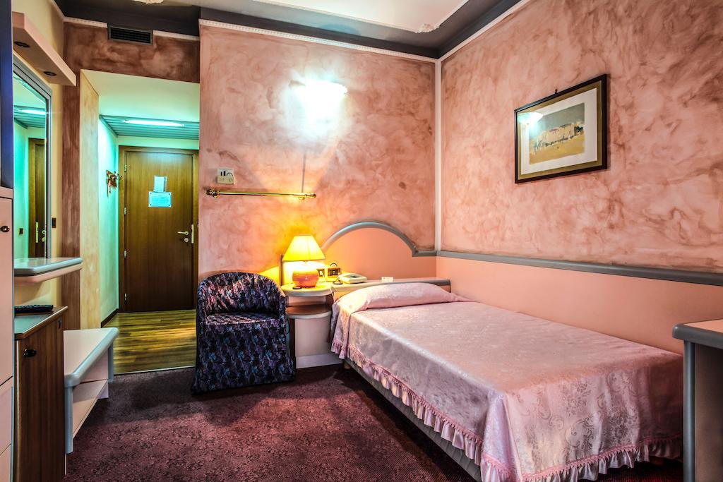 סאסארי Hotel Grazia Deledda חדר תמונה
